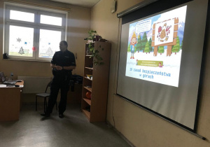 Prelekcja pana policjanta z KPP w Brzezinach dla uczniów SP3 w Brzezinach